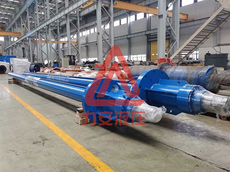 鑄造機內導油缸