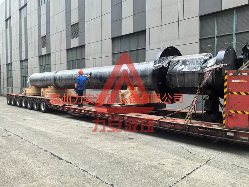 鑄造機內導油缸