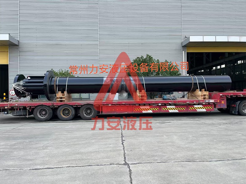 鑄造機內導油缸